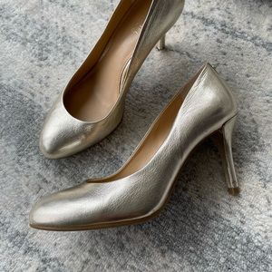 MICHAEL KORS gold pumps